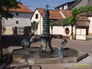 200306214400 - Uelversheim: Dorfbrunnen