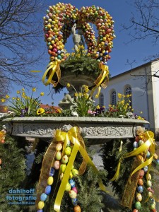 200504010676 - Schwabenheim: Marktbrunnen zu Ostern