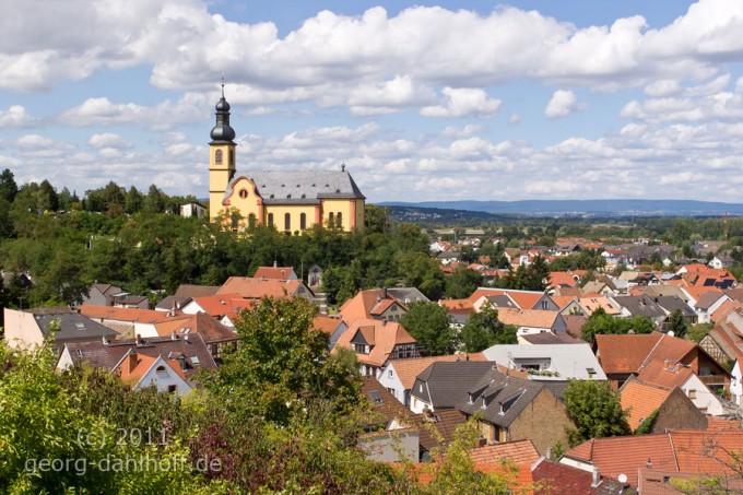 201108152033 - Nackenheim mit der kath. Pfarrkirche St. Gereon