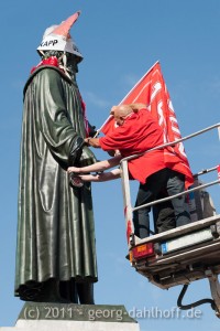 201105141636 - Gutenberg erhält seine Fan-Ausstattung.