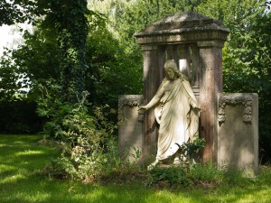 201107020217 - Altes Grabmal auf dem Gelände der Bergkirche