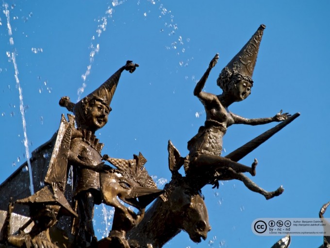 201109280015 - Details vom Fastnachtsbrunnen in Mainz