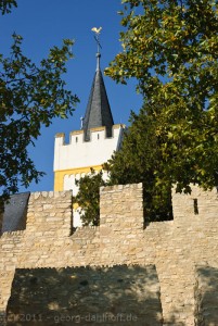 201110225958 - Burgkirche Ingelheim hinter zwei Wehrmauern