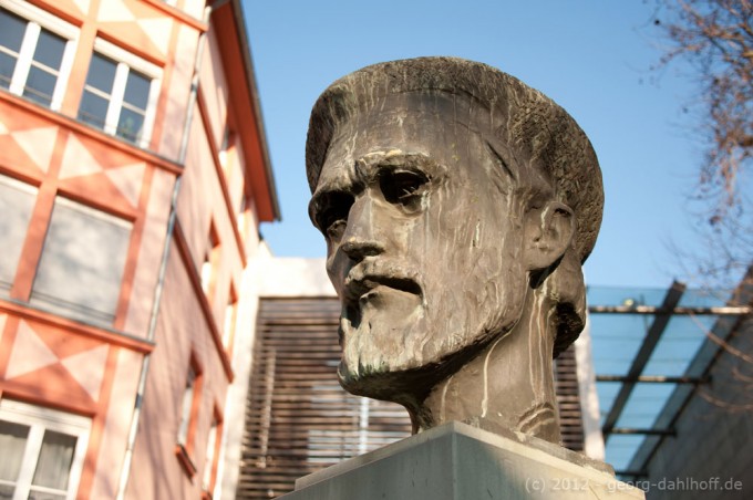 201202043420 - Gutenberg-Büste auf dem Liebfrauenplatz