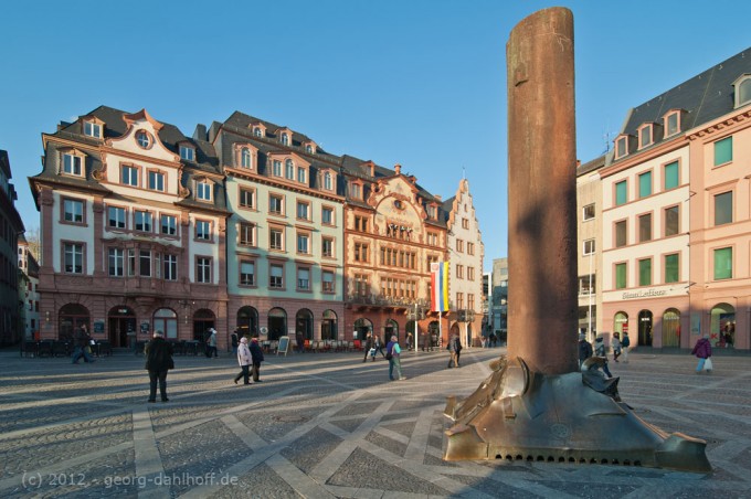 201202113531 - Mainzer Marktplatz mit der Heunensäule