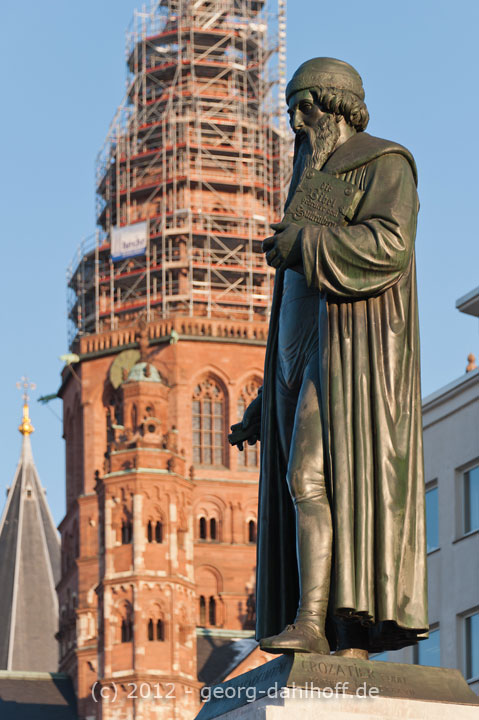 201202113540 - Gutenberg-Denkmal vor dem Dom