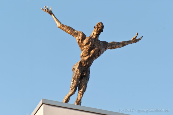 201202113545 - Der Flug - Bronzeskulptur von Rainer Retting