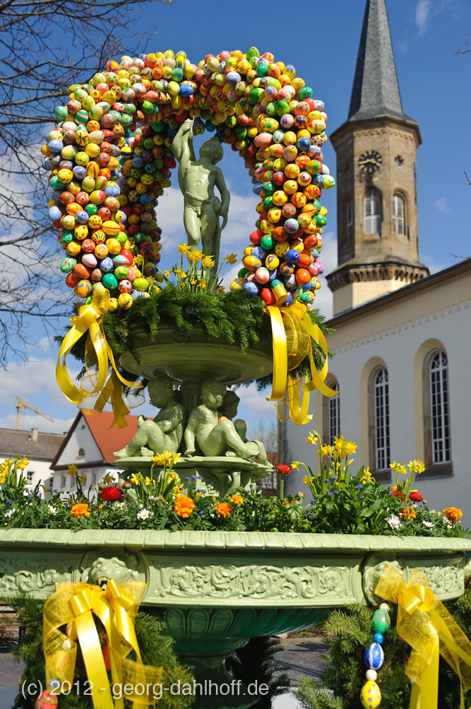 201204084321 - Schwabenheim: Marktbrunnen zu Ostern