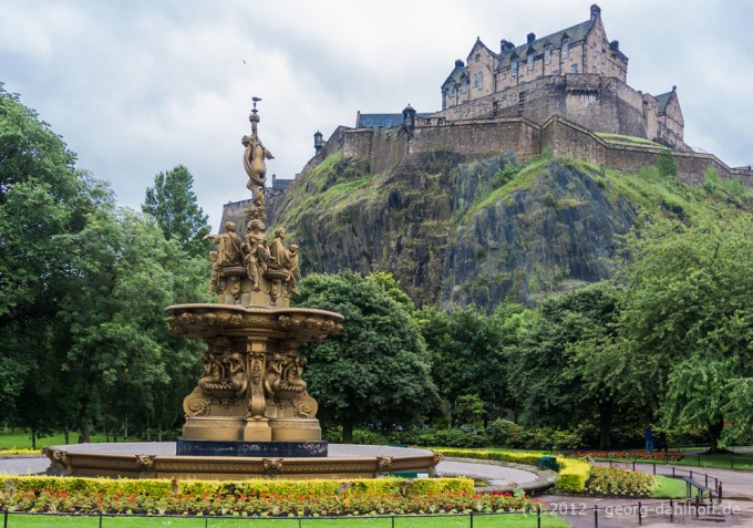 201207064800 - Brunnen im Princess-Street-Garden in Edinburgh