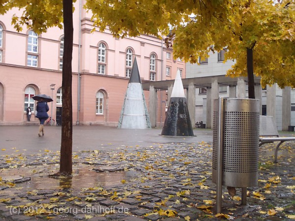 201211100102 - Tristesse auf dem Tritonplatz